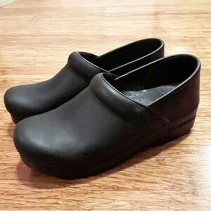 Dansko Professional Black Matte Leather Comfortable Clogs. Size Women's 38 (8)